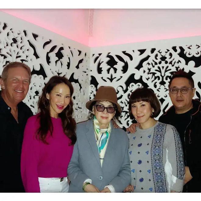 二姐携 88 岁母亲现身闺蜜礼物催泪pg