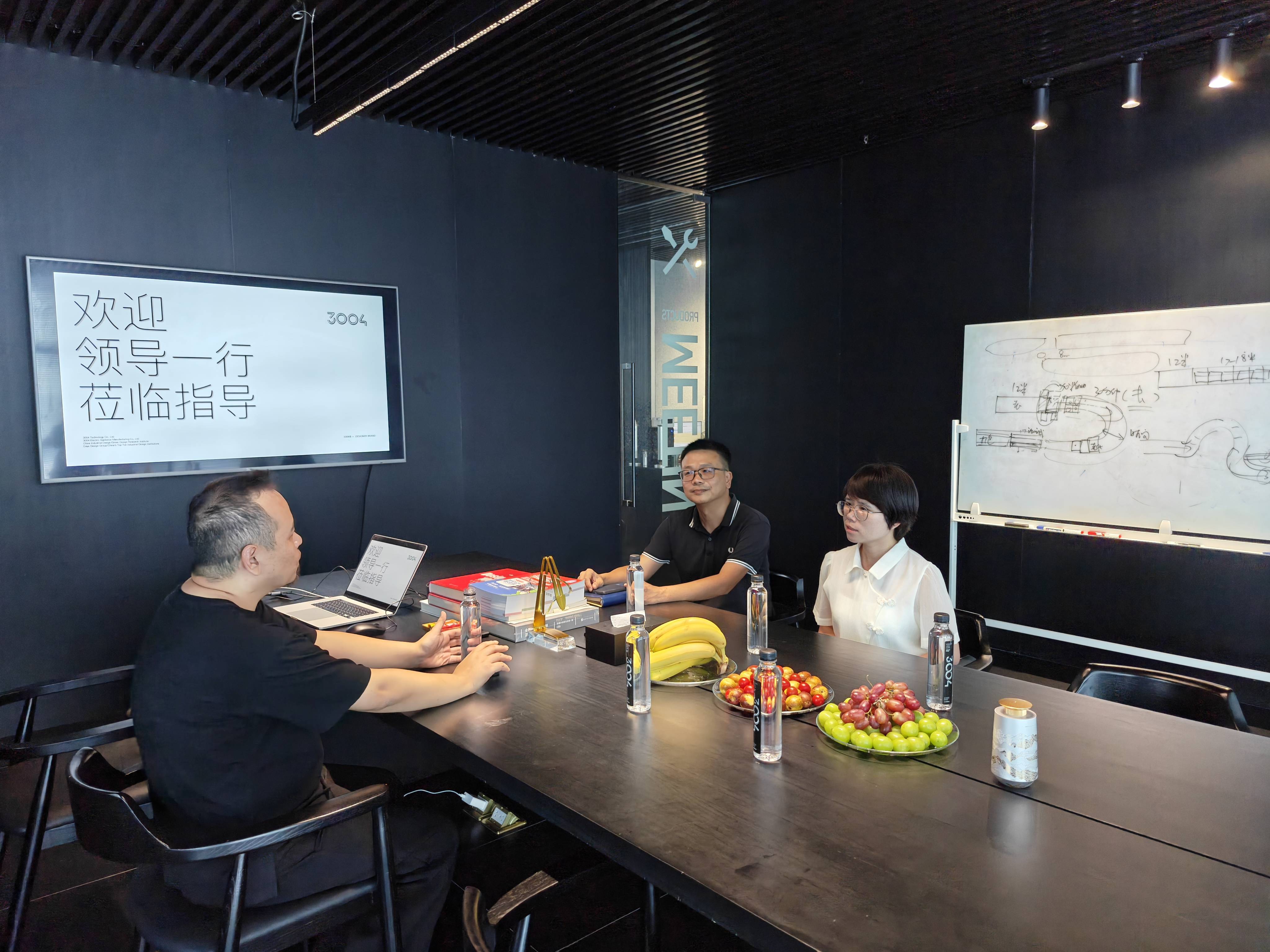 与工业设计学会领导莅临3004工厂pg电子模拟器免费试玩佛山工信局(图2)