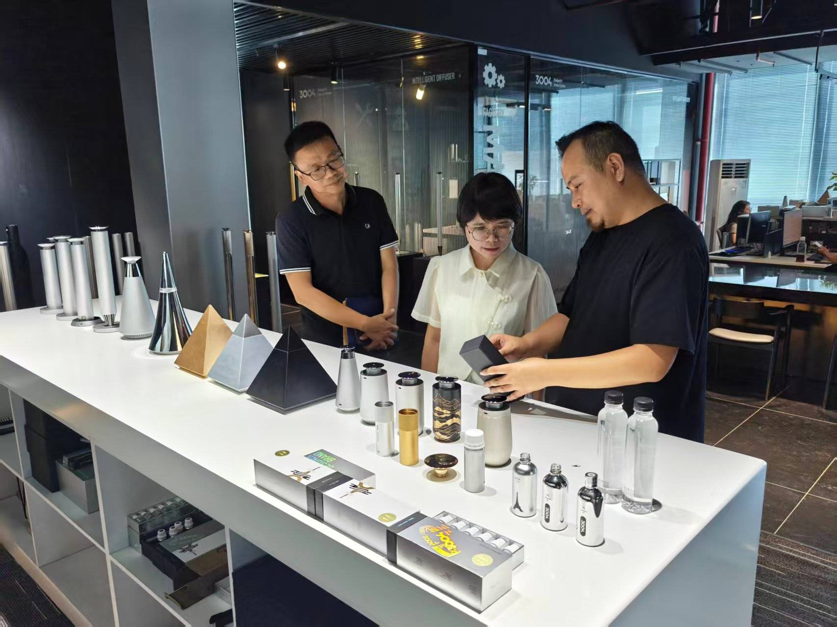 与工业设计学会领导莅临3004工厂pg电子模拟器免费试玩佛山工信局(图4)