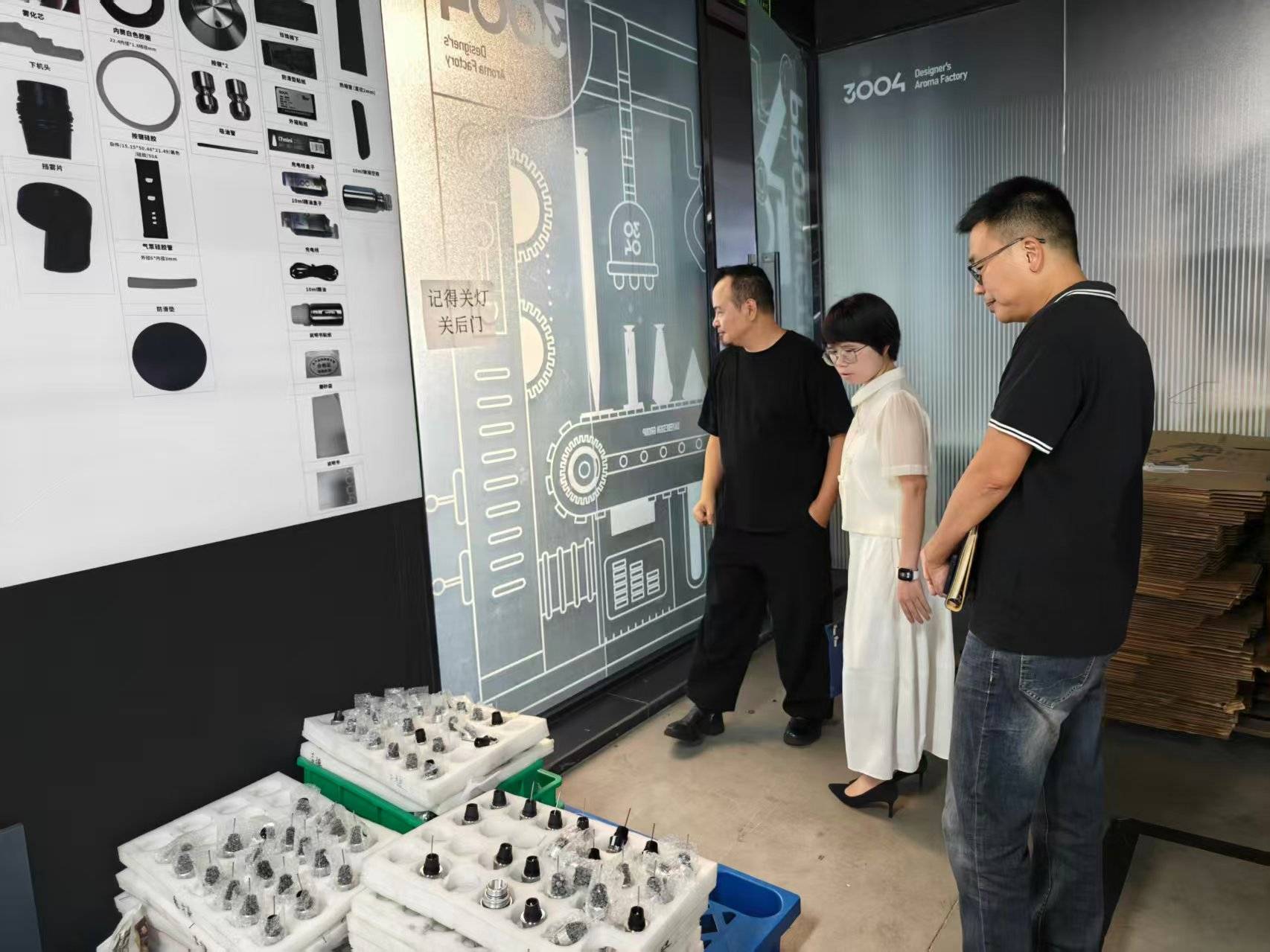 与工业设计学会领导莅临3004工厂pg电子模拟器免费试玩佛山工信局(图3)