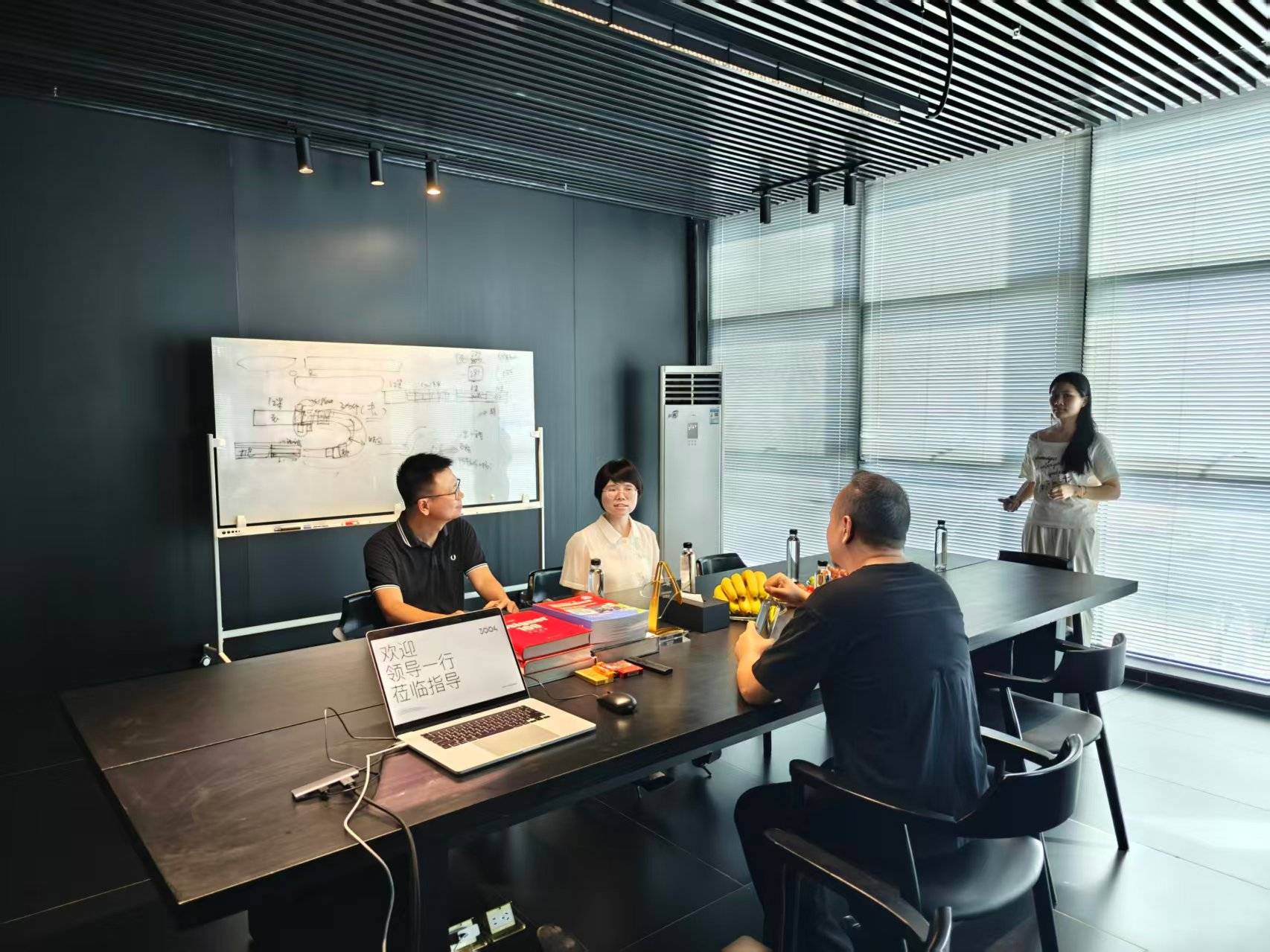 与工业设计学会领导莅临3004工厂pg电子模拟器免费试玩佛山工信局(图6)